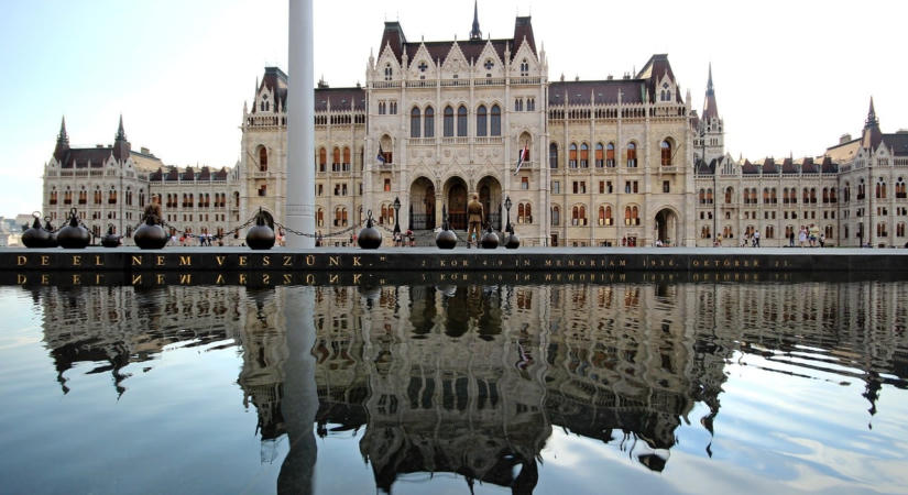 Mi történik? Lezárja a rendőrség a Parlament környékét