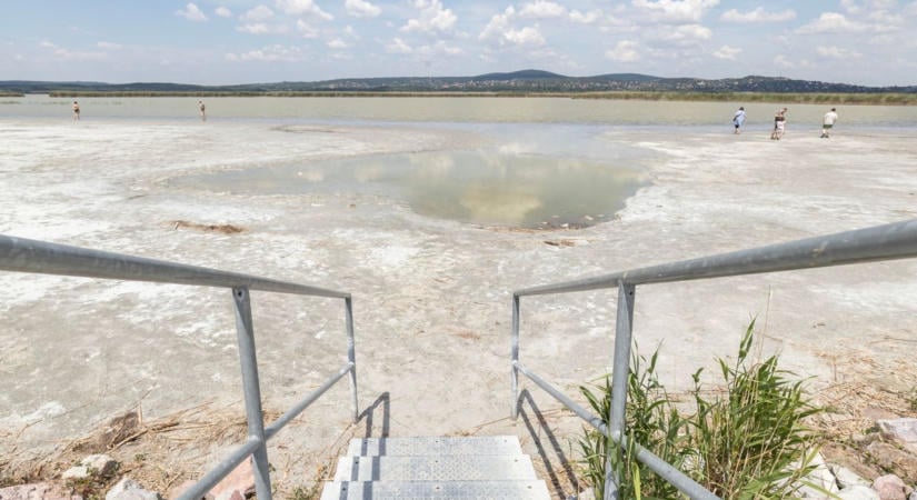 Most is lehetne a Velencei-tóban hadgyakorlat, mégis van benne víz – szakértő a „kiszáradásokról"