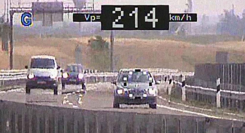 Brutális gyorshajtás az M6-oson, 214-es átlagot mértek egy autósnál