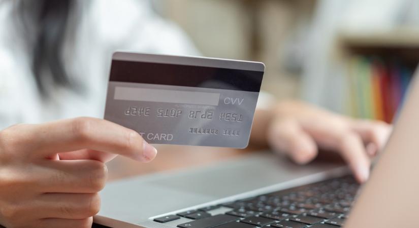 Nagy változás jön a kávézókban és webáruházaknál: ezt minden vásárlónak tudnia kell