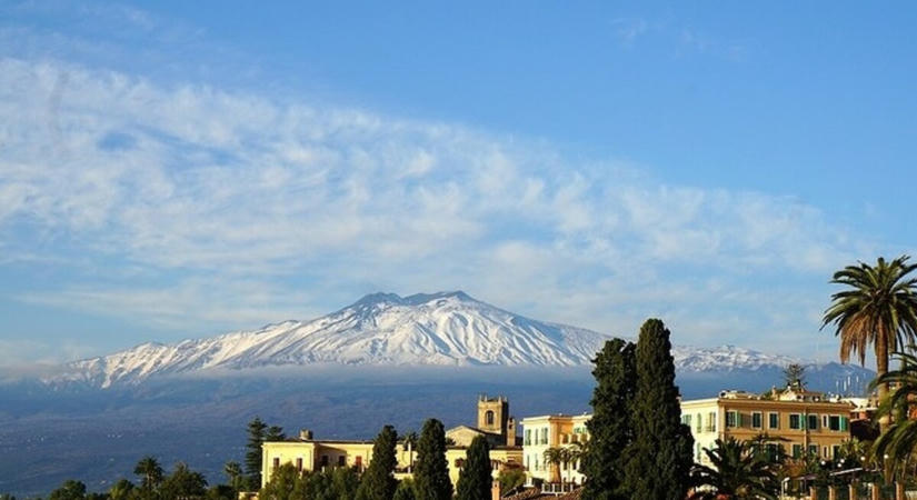 Újraindult Catania repülőtere az Etna kitörése után, tovább figyelik a vulkánt