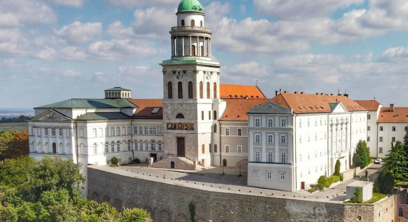 Új burkolatot, játszóteret és látogatói tereket terveznek a pannonhalmi Várkörnél