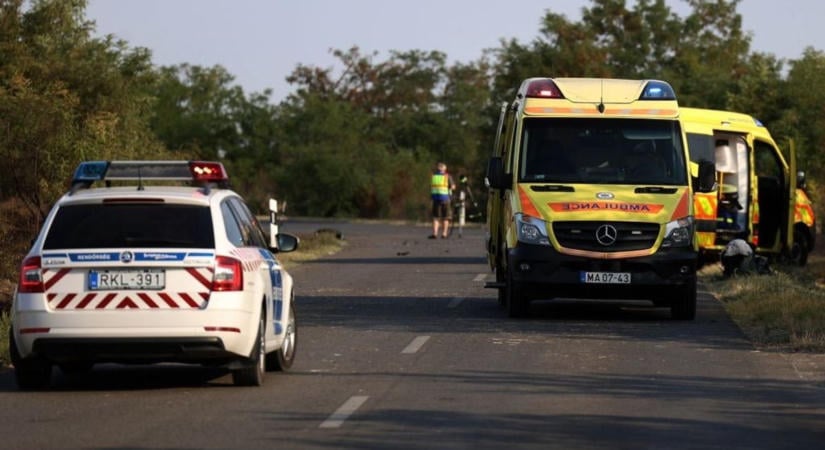 Négyen sérültek meg Izsáknál, két vízsugárral oltották el a baleset miatt keletkezett tüzet  videó
