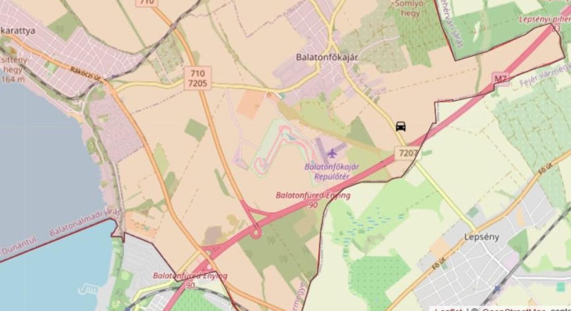 Kombájnnal ütközött egy autó Balatonfőkajárnál, félpályán halad a forgalom