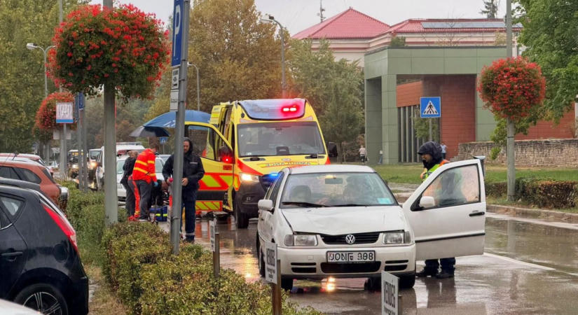 Elgázoltak egy nőt a Tatabányai Árpád Gimnázium előtti zebrán - megszólalt a rendőrség