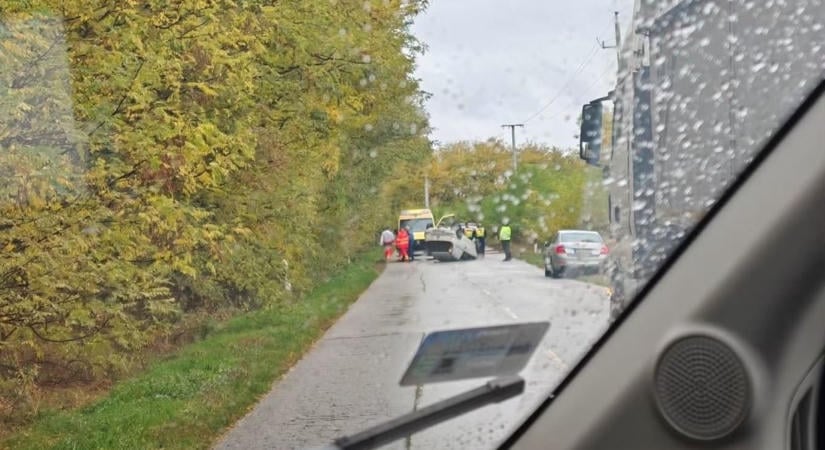 Baleset Kemecsénél: felborult egy kocsi, az út közepén, a tetején állt meg - fotóval!