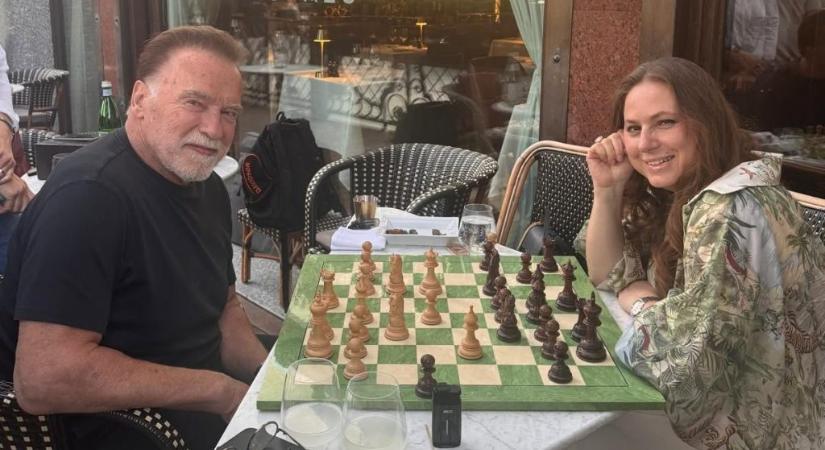 Arnold Schwarzenegger szenvedélyesen szereti a sakkot, játszott is egy partit Polgár Judittal