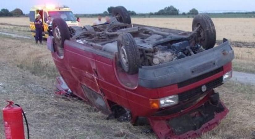Tetejére borult egy kisteherautó Cserkeszőlőnél, az utánfutó elzárta az utat