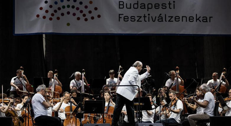 Ingyenes koncertet ad a Budapesti Fesztiválzenekar a Hősök terén