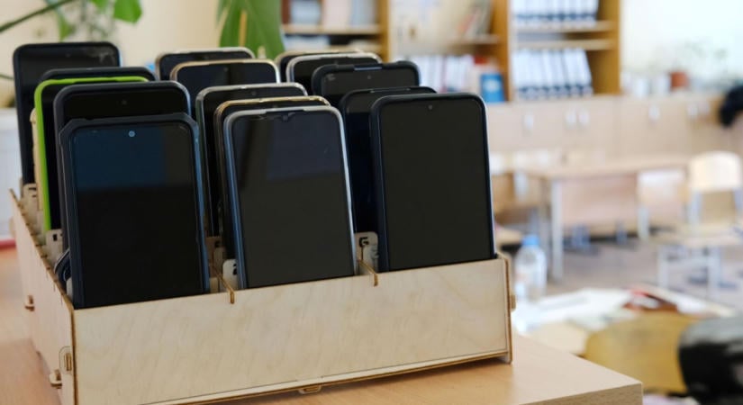 Két év telt el a telefon-stop óta, ezt tapasztalják a szolnoki iskolák