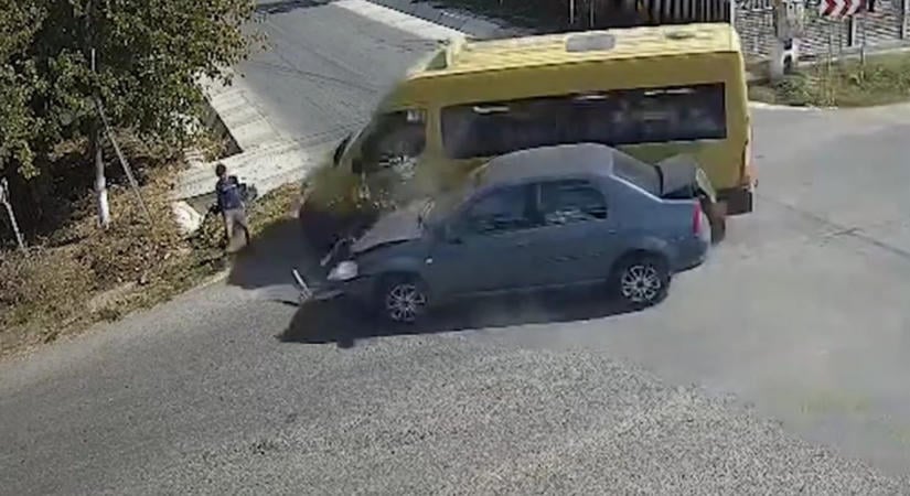 Iskolabusz és autó ütközött: az út szélén várakozó 9 éves kisfiút is elgázolták (VIDEÓ)