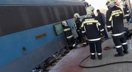 Füstöl egy mozdony a Keleti pályaudvaron