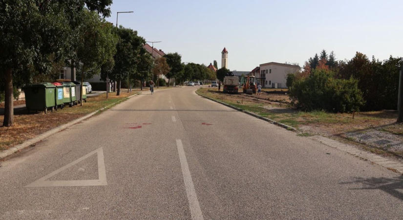 Járda, kerékpárút és parkoló épül Répcelakon - videó