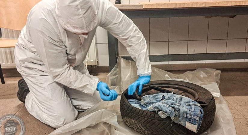 Öt pisztolyt akart Magyarországra csempészni autója pótkerekében egy szerb férfi