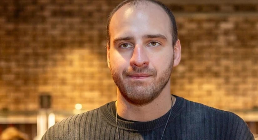 Esik le az állad, bevállalta a hajbeültetést Brasch Bence. Ilyen most a kinézete 8 hónappal később