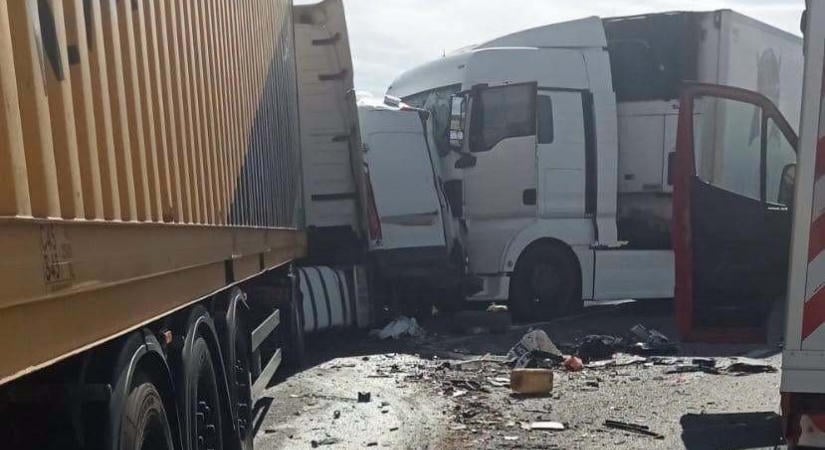 Két teherautó és egy mikrobusz ütközött – Két nő életét vesztette