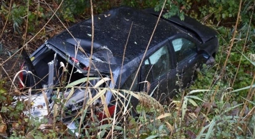 Vizes úton csúszott meg az autó, négyen sérültek meg a balesetben