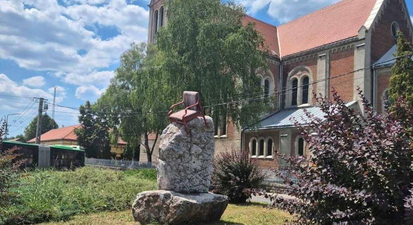 Ki csinál ilyet, mi folyik Pécsen? Fotelt raktak az emlékműre a vandálok (FOTÓ)
