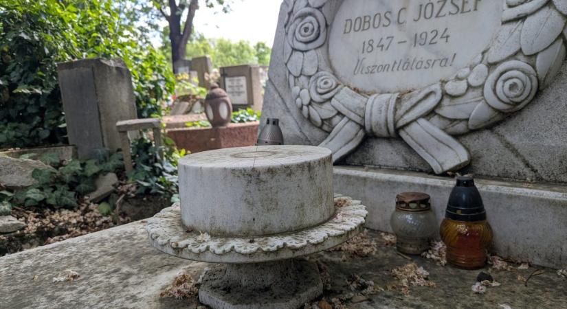 Kővé vált dobostorta áll egy százéves síron, a kitalálójának állít emléket
