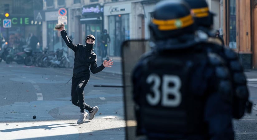 Annyira eldurvultak a francia zavargások, hogy a középiskolák 15 százalékában nem lesz tanítás hétfőn