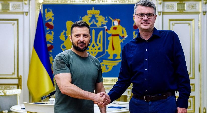 „Az autó néhány másodperc alatt gázkamrává változott” – kigyulladt az észt külügyminiszter páncélozott autója Kijevben