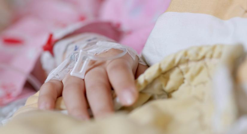 Kifutott a megérkezett csomagért a 3 éves kislány: Pár perccel később már az intenzív osztályon küzdöttek az életéért