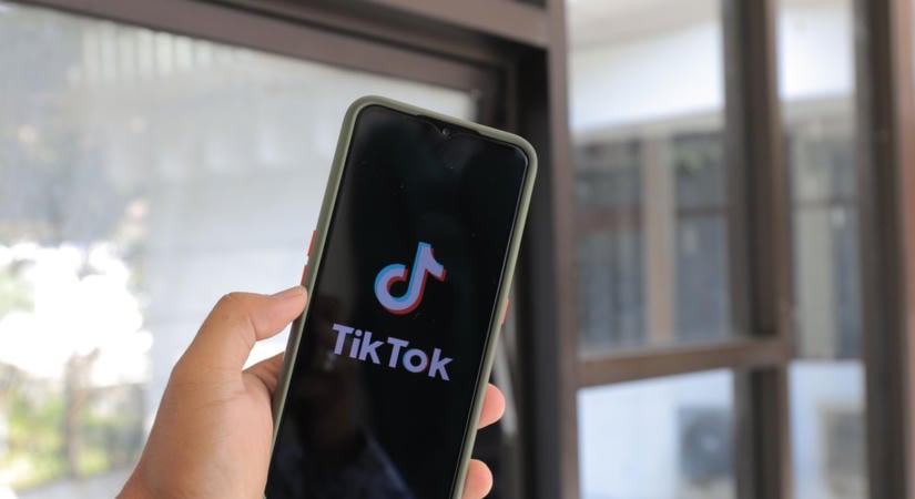 Kiszivárgott az EU drasztikus terve: így szoktatnák le a tiniket a TikTokról