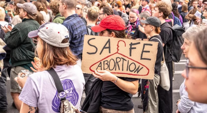 Tízezrek tüntettek az abortusz ellen Pozsonyban