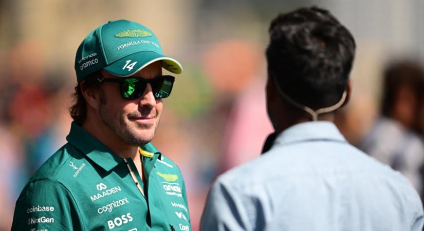 Fernando Alonso szerződést hosszabbított az Aston Martinnal