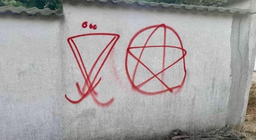 Sátánista jeleket fújtak a népszerű kirándulóhely falaira, hamar meglett az elkövető
