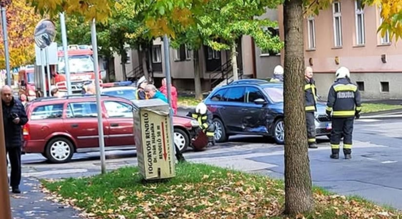 Karambol Zalaegerszegen – két autó ütközött a forgalmas kereszteződésben