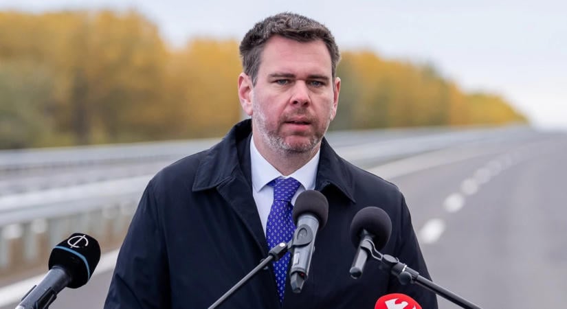 Vitézy Dávid nagy bejelentése: emeletes Volán-buszokkal váltják ki az InterCity-vonatokat