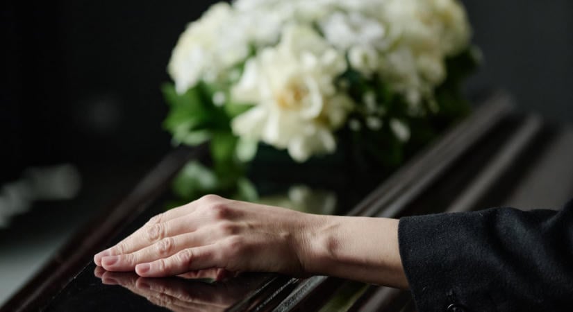 „A nagyapám sírjánál állt egy nő, akit sosem láttam” – a temetés, ami felforgatott mindent