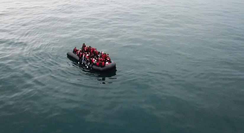 Tengernyi migránst mentenek, tarthatatlanul viselkednek