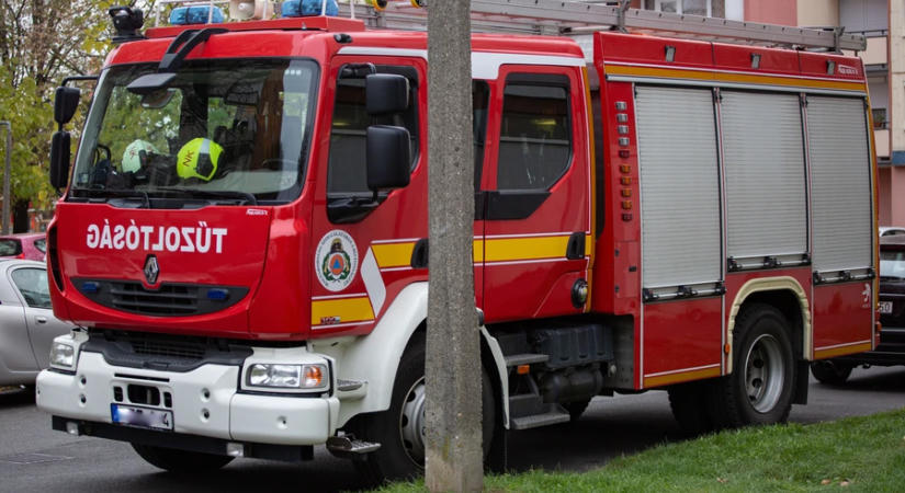 Idős emberen segítettek a tűzoltók egy nagykanizsai társasházban