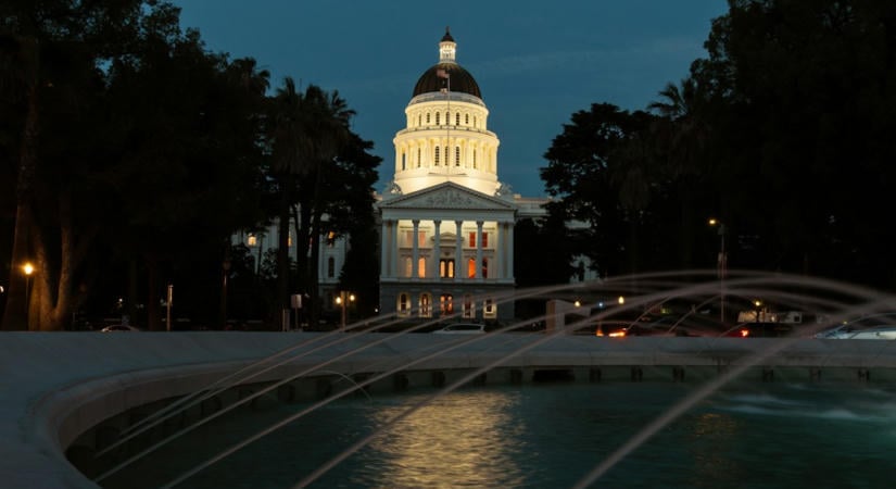 Kalifornia AI-vészleállítót követel a nagy modellektől