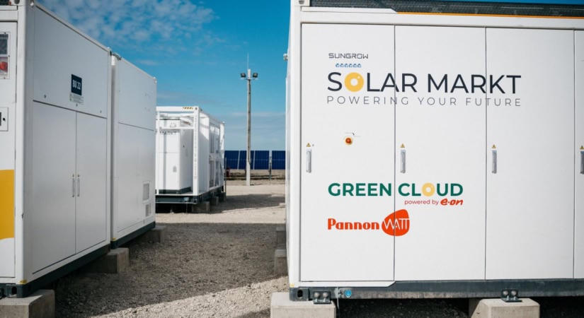 Állami támogatás nélkül épült egy hatalmas naperőmű, amely nemcsak termelni képes az energiát, hanem tárolni is