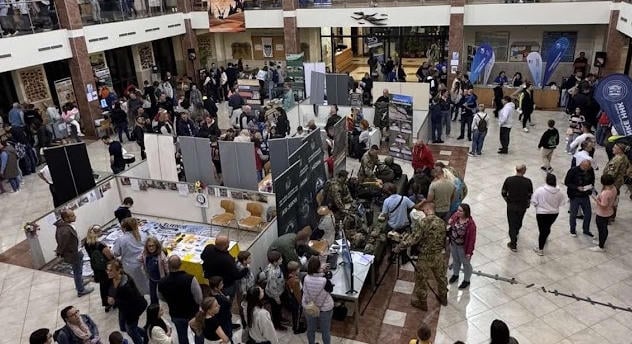 Kiállítók és interaktív bemutatók várták a látogatókat a szolnoki Kutatók Éjszakáján – képgalériával