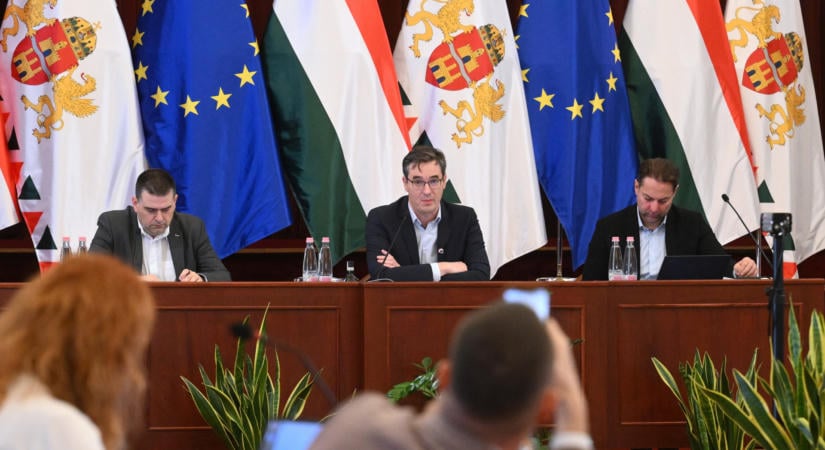 Elszabadultak az indulatok a Városházán, gúnyos tapssal és szokatlan "ajándékkal" üzentek Karácsony Gergelynek