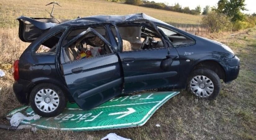 Kétszer átfordult az autó a 6-os úton, négyen sérültek meg