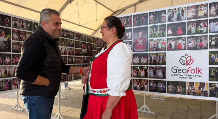 Néhány ruhát akart lefotózni, több ezer lett belőle – Mórahalomra hozta a világ színeit  fotók