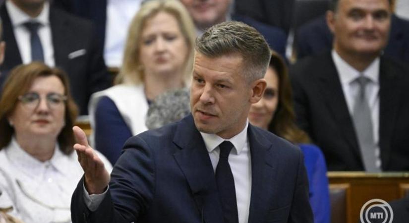 Magyar Péter: “Az a V. Németh Zsolt próbálja meg átverni a Vas megyei embereket, aki végignézte, hogy Nagykölkeden és több településen több tízezer tonna illegálisan lerakott gumihulladék kerül.”