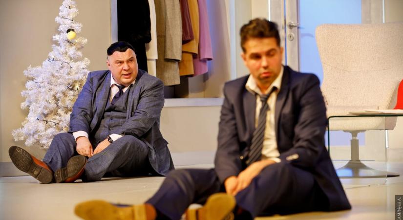 „SOSE FOGOM MEGÉRTENI A SZÍNHÁZAT” Ray Cooney: Család ellen nincs orvosság / Békéscsabai Jókai Színház