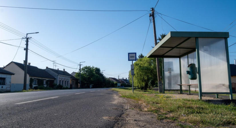Nem volt pénze a buszjegyre, betörte az enesei buszmegálló ablakát