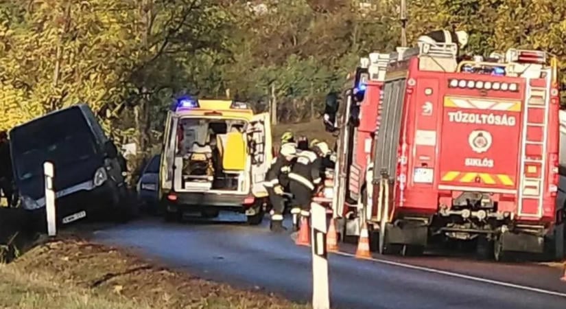 16 utassal borult fel a busz a frontális ütközés után Baranyában, mentőhelikoptert riasztottak - fotók