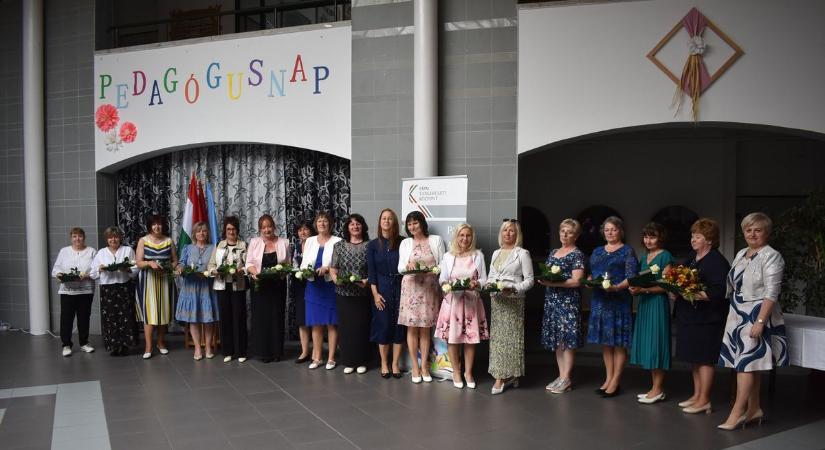 Hatvankét szakembert köszöntöttek pedagógusnap alkalmából Pápán ( fotók)