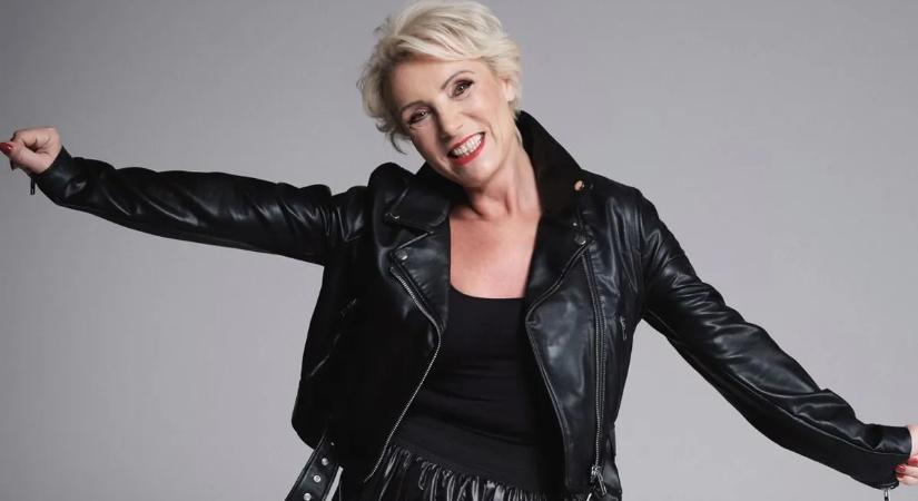 Tallós Rita törött bokával járta be Lisszabont: a 65 éves színésznő gipszben, mankóval még edz is