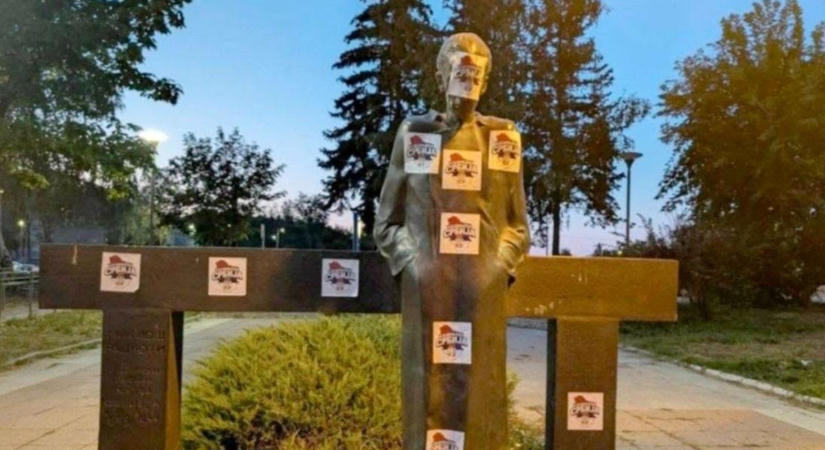 Megrongálták Radnóti Miklós szobrát a szerbiai Borban