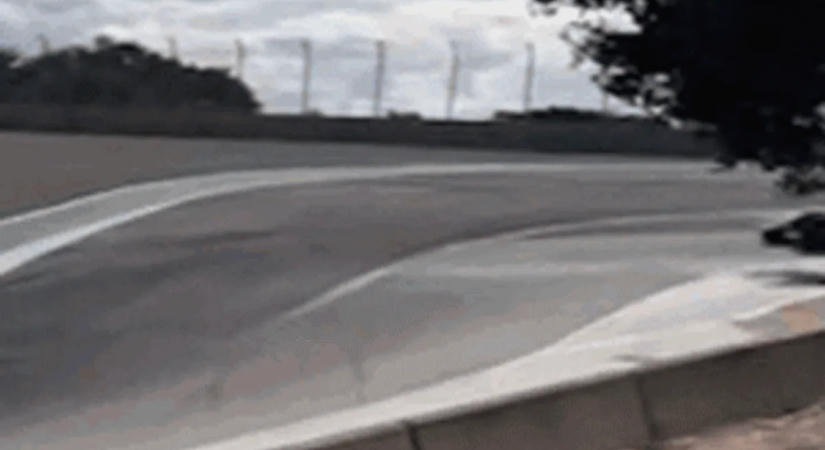 Horrorisztikus pillanat: lesodródott a pályáról és a korlátnak csapódott a Porsche pilótája - videó