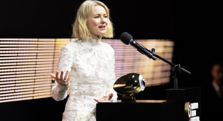 Naomi Watts bevallotta, hogy a karrierje elején „a frászt hozta mindenkire”, de jó oka volt rá